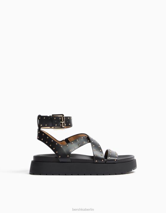 Schwarz Bershka Frauen Flache Plateausandalen mit Nieten H00J1896