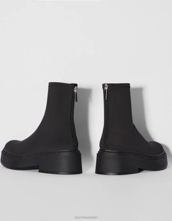 Schwarz Bershka Frauen taillierte, flache Stiefeletten H00J2305