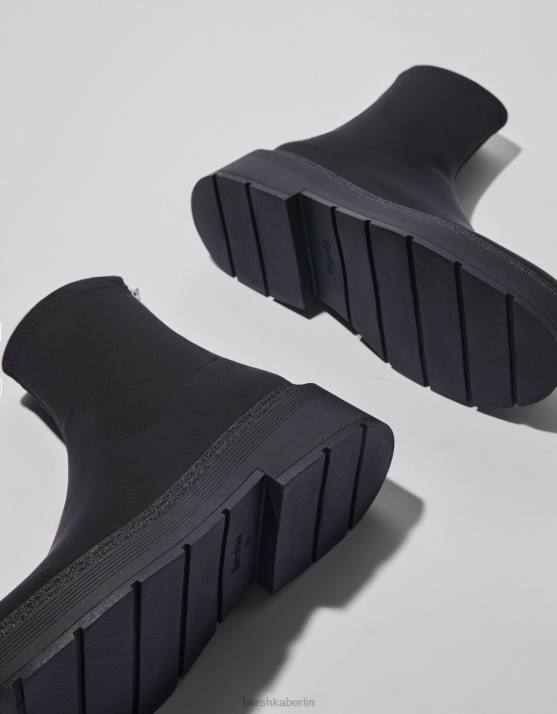 Schwarz Bershka Frauen taillierte, flache Stiefeletten H00J2305