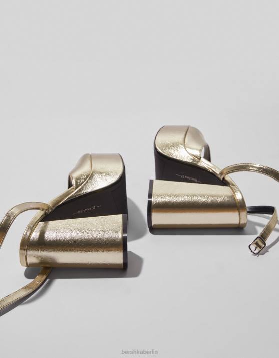 Gold Bershka Frauen Plateausandalen mit metallischem Absatz H00J2184