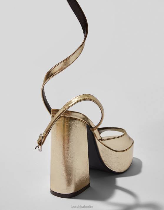 Gold Bershka Frauen Plateausandalen mit metallischem Absatz H00J2184