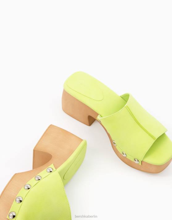 Kalk Bershka Frauen Plateau-Clogs mit hohem Absatz und Nieten H00J2154