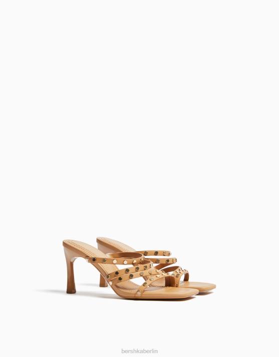 Sand Bershka Frauen High-Heel-Sandalen mit Nietenriemen H00J2140