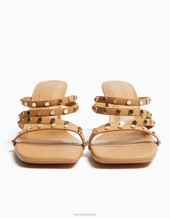 Sand Bershka Frauen High-Heel-Sandalen mit Nietenriemen H00J2140