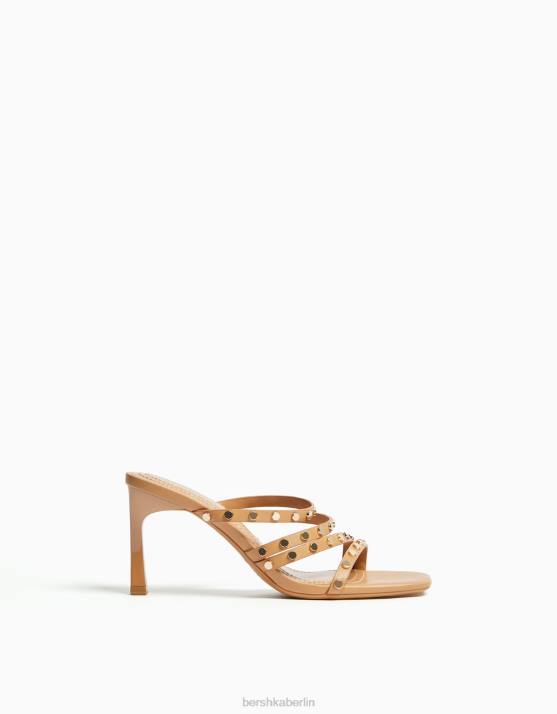Sand Bershka Frauen High-Heel-Sandalen mit Nietenriemen H00J2140