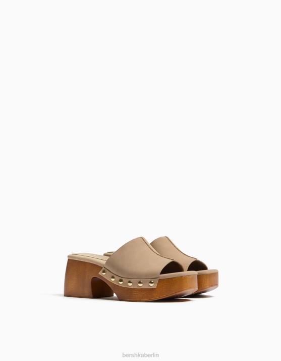 Sand Bershka Frauen Plateau-Clogs mit hohem Absatz und Nieten H00J2182