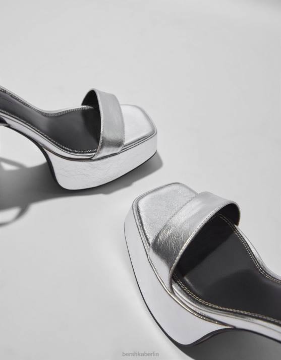 Silber Bershka Frauen Plateausandalen mit metallischem Absatz H00J2183