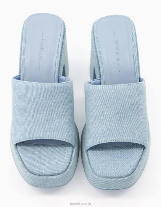 blau verwaschen Bershka Frauen Denim-Pantoletten mit Plateau-Absatz H00J2178