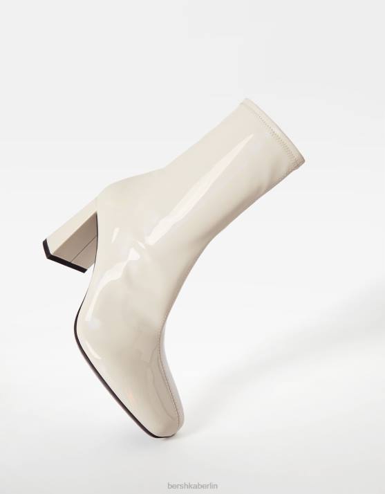 naturfarben Bershka Frauen Taillierte Stiefeletten im Lackstil mit hohem Absatz H00J2320