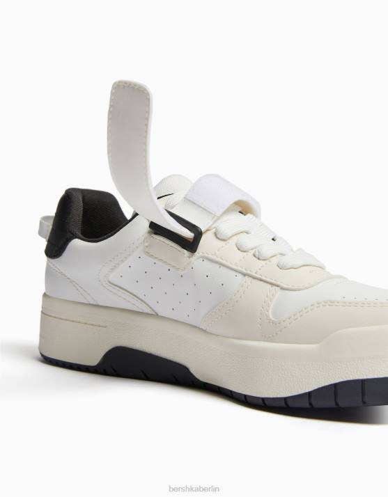 Weiss Bershka Frauen Brogue-Sneaker mit Riemendetail H00J2104