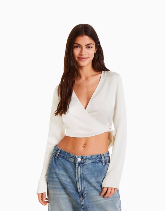Beige Bershka Frauen Langarm-Crossover-Ballettbluse mit Satin-Finish H00J939