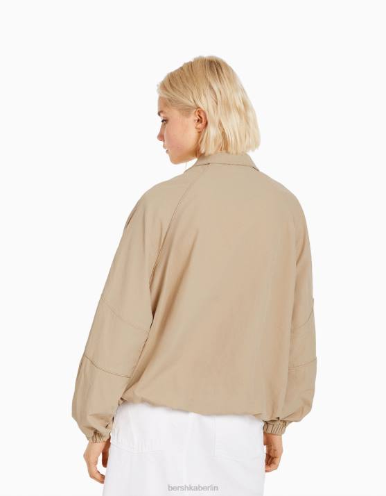 Kamel Bershka Frauen Windjacke aus Nylon H00J1121