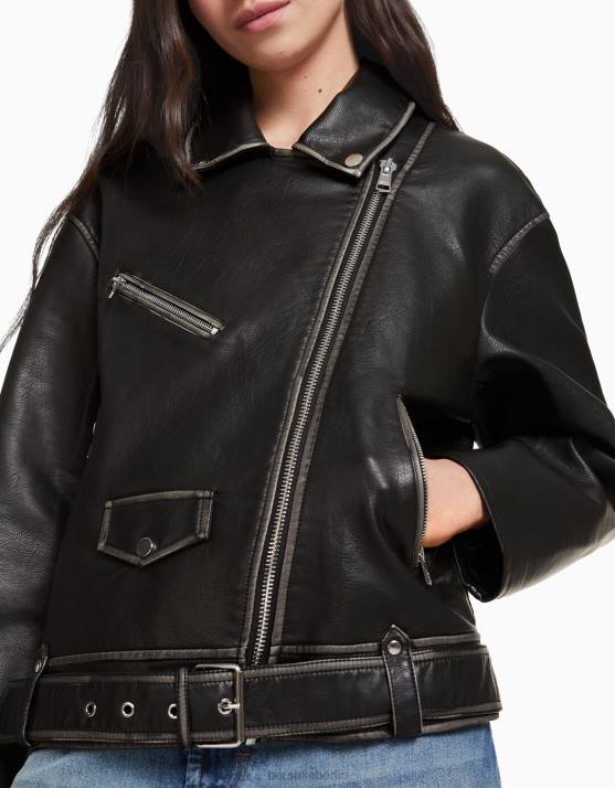 Schwarz Bershka Frauen Bikerjacke aus Kunstleder mit Gürtel H00J1133