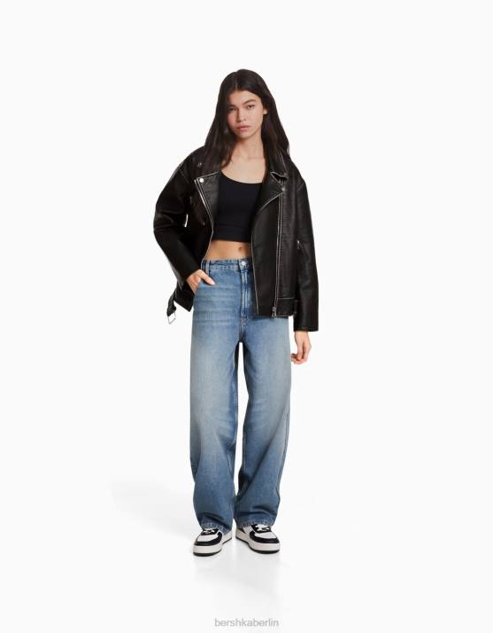 Schwarz Bershka Frauen Bikerjacke aus Kunstleder mit Gürtel H00J1133