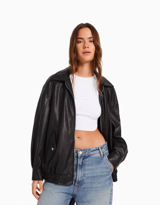 Schwarz Bershka Frauen Kunstlederjacke im Dad-Fit H00J1098