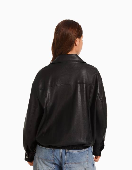 Schwarz Bershka Frauen Kunstlederjacke im Dad-Fit H00J1098