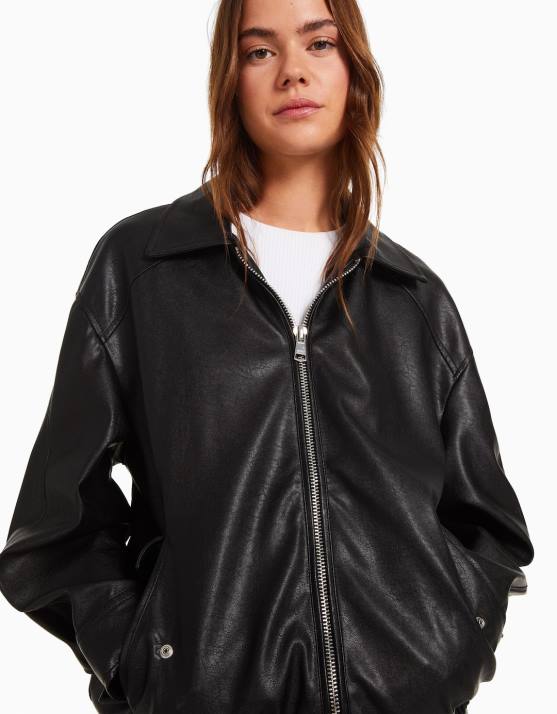 Schwarz Bershka Frauen Kunstlederjacke im Dad-Fit H00J1098