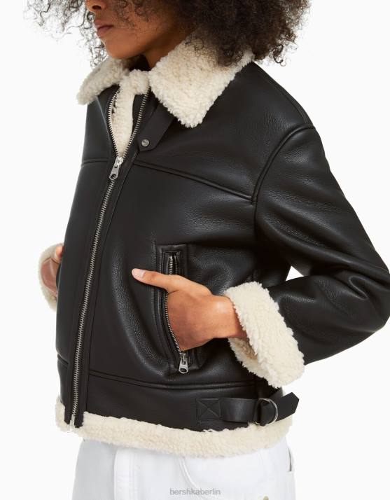 Schwarz Bershka Frauen Lange doppelseitige Jacke aus Kunstleder H00J1141