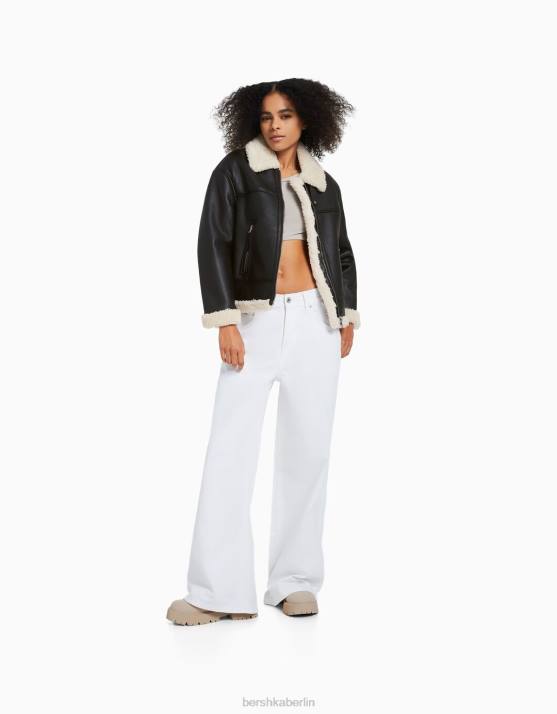 Schwarz Bershka Frauen Lange doppelseitige Jacke aus Kunstleder H00J1141