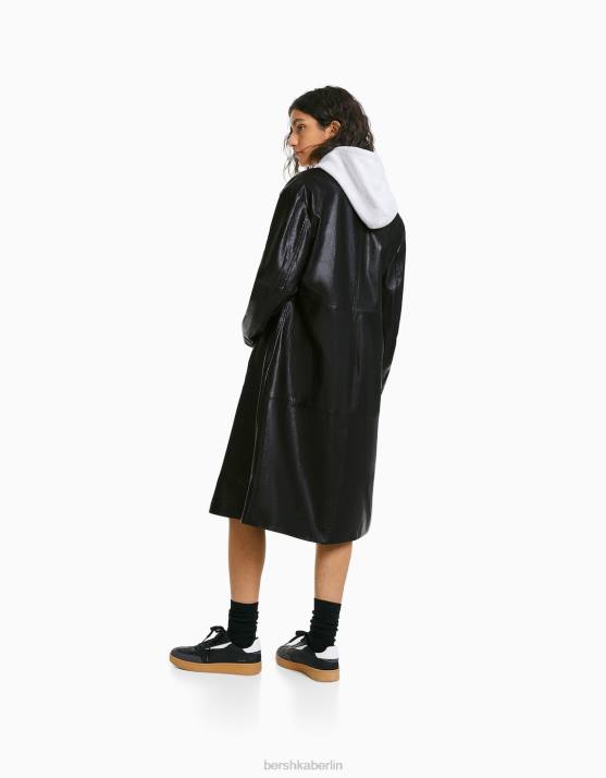 Schwarz Bershka Frauen Langer Mantel aus Kunstleder H00J1146