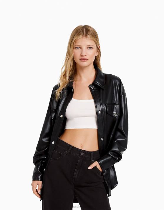 Schwarz Bershka Frauen Overshirt aus Kunstleder H00J1107