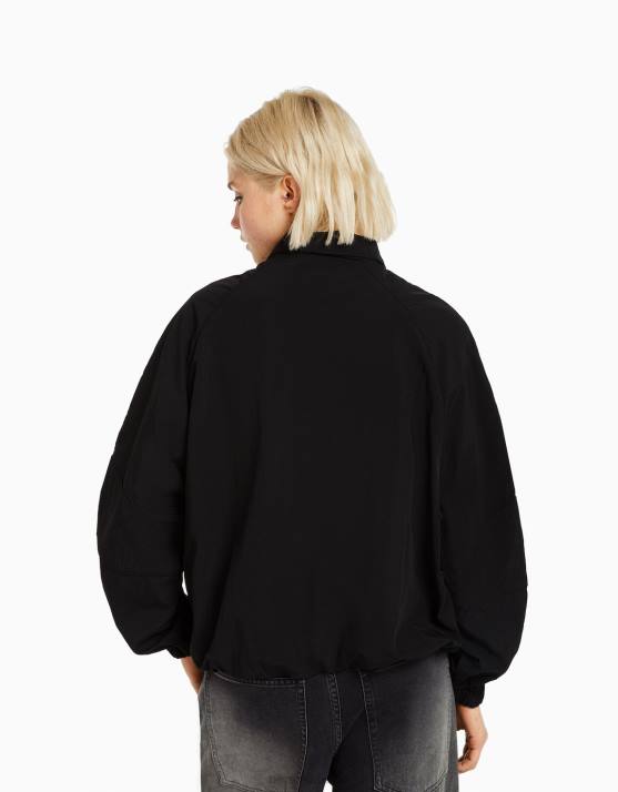 Schwarz Bershka Frauen Windjacke aus Nylon H00J1120