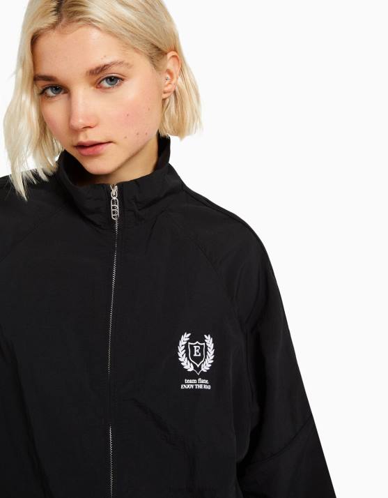 Schwarz Bershka Frauen Windjacke aus Nylon H00J1120