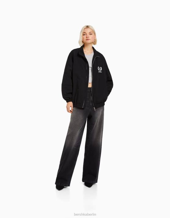 Schwarz Bershka Frauen Windjacke aus Nylon H00J1120