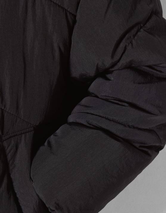 Schwarz Bershka Frauen Übergroße Nylon-Pufferjacke H00J1127