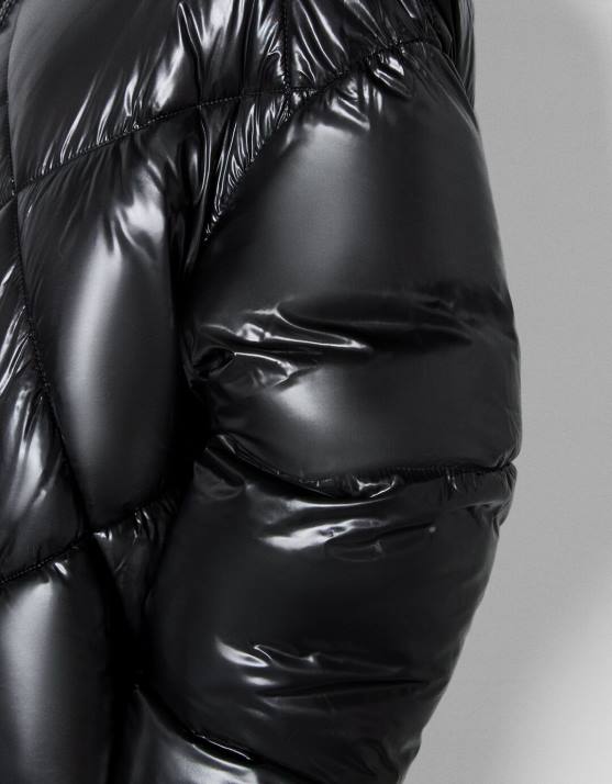 Schwarz Bershka Frauen langer Steppmantel H00J1148