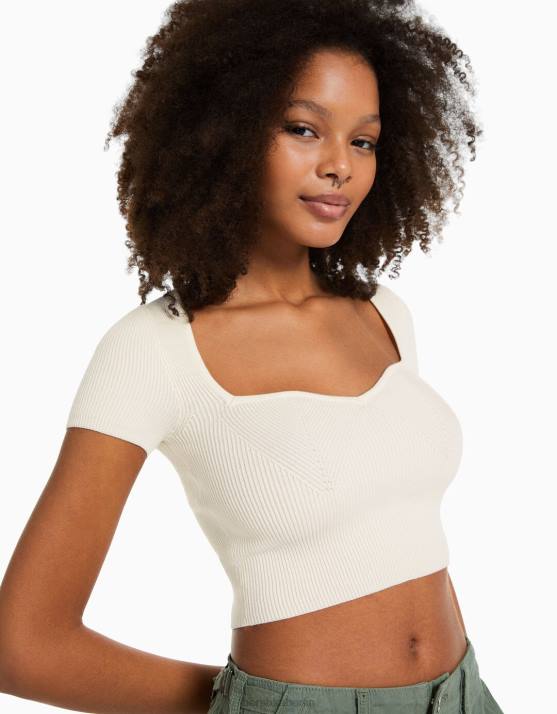 Creme Bershka Frauen Kurzärmliger Strickpullover mit herzförmigem Ausschnitt H00J541