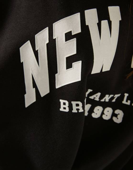 Schwarz Bershka Frauen Übergroßes bedrucktes Sweatshirt H00J1247