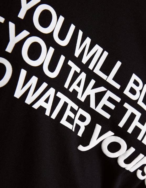 Schwarz Bershka Frauen Kurzarm-T-Shirt mit Aufdruck H00J544