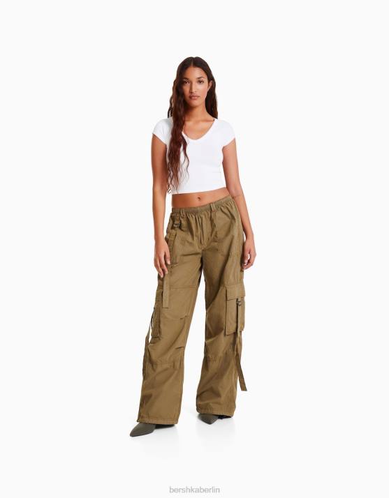 Weiss Bershka Frauen Tailliertes T-Shirt mit V-Ausschnitt und kurzen Raglanärmeln H00J367