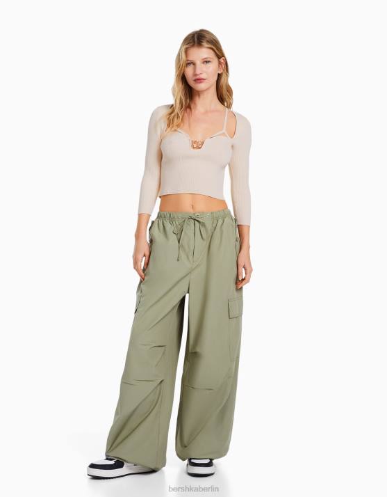 andere Bershka Frauen Strickoberteil mit Ausschnitt und Perlendetail H00J500