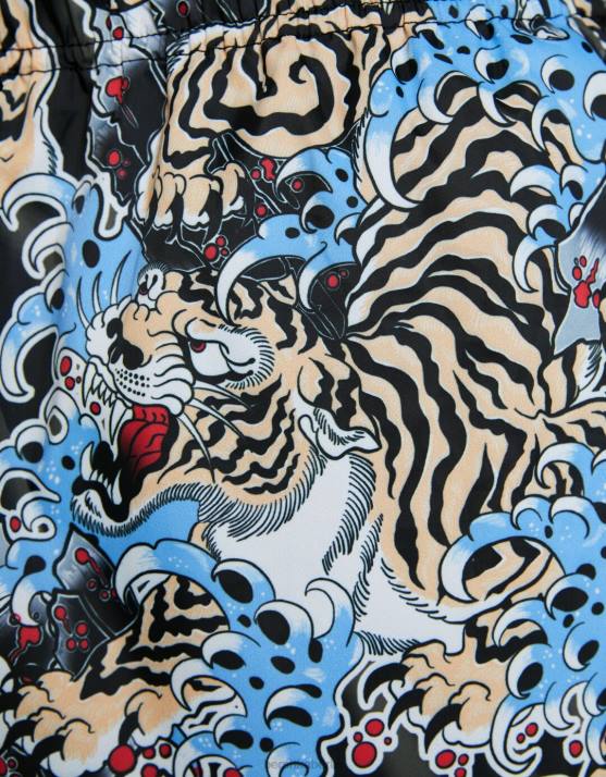 Schwarz Bershka Männer Boardshorts mit Tigermuster H00J3406