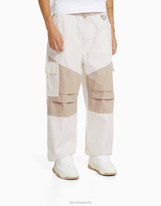 Creme Bershka Männer Cargo-Fallschirmjeans in Colour-Block-Optik H00J3278