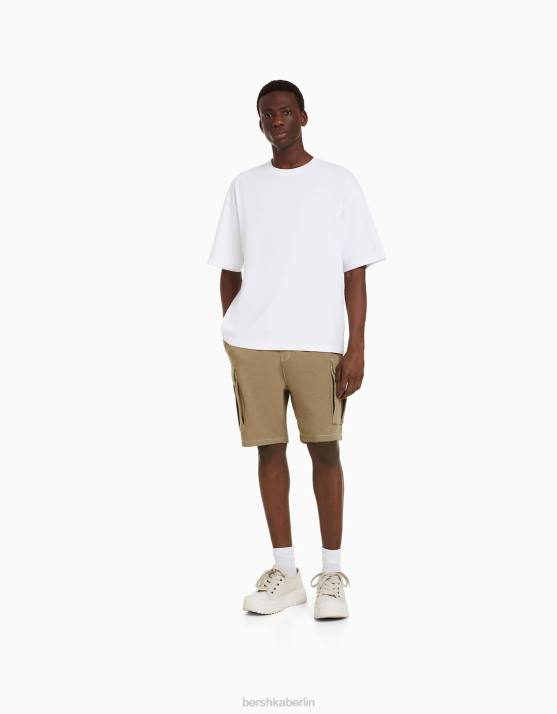 Kamel Bershka Männer Cargo-Bermudashorts aus Twill mit Kontrastfaden H00J3292