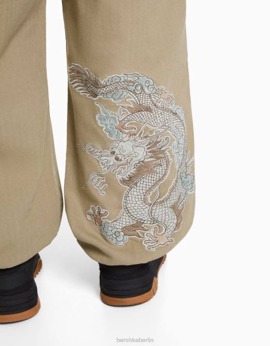 Kamel Bershka Männer bestickte Jogginghose aus Baumwolle H00J3293
