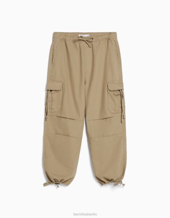 Kamel Bershka Männer bestickte Jogginghose aus Baumwolle H00J3293