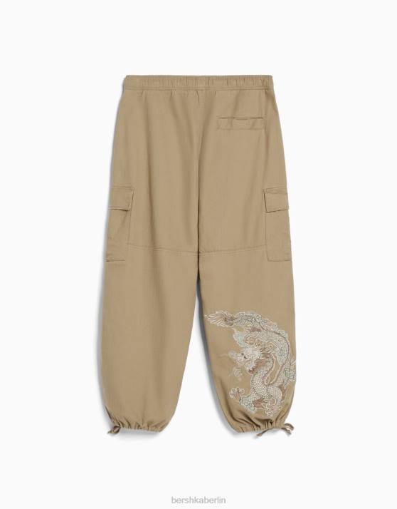 Kamel Bershka Männer bestickte Jogginghose aus Baumwolle H00J3293