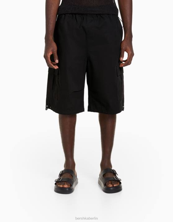 Schwarz Bershka Männer Bermudashorts aus Fallschirmpopeline H00J3280