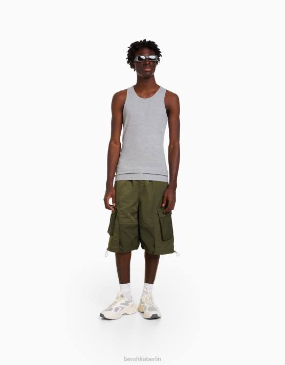 khaki Bershka Männer Nylon-Bermuda-Fallschirm-Cargoshorts H00J3282