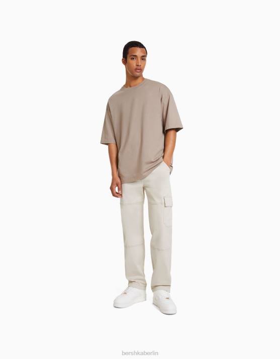 Creme Bershka Männer Cargohose mit weitem Bein und kontrastierenden Nähten H00J3250