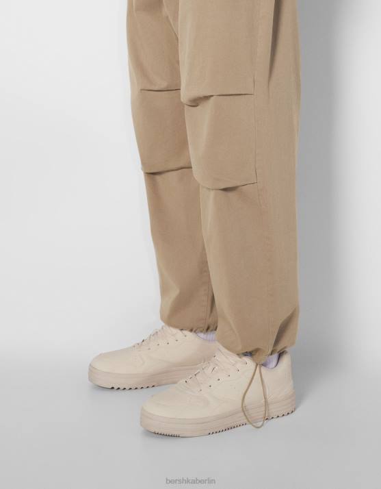 Kamel Bershka Männer Fallschirmhose aus Baumwolle H00J3221