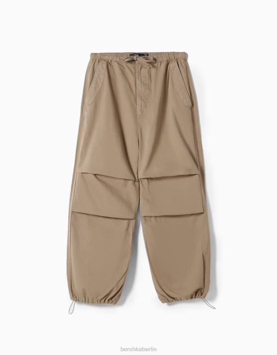 Kamel Bershka Männer Fallschirmhose aus Baumwolle H00J3221