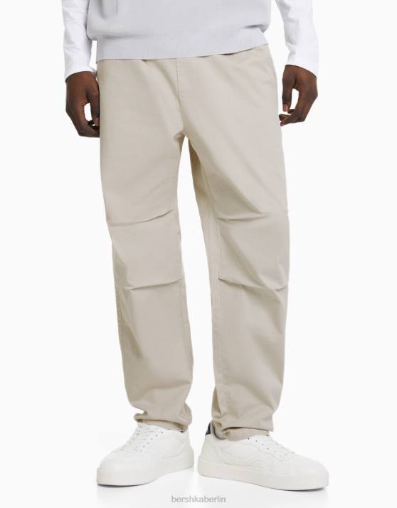 Sand Bershka Männer locker sitzende Baumwollhose H00J3452