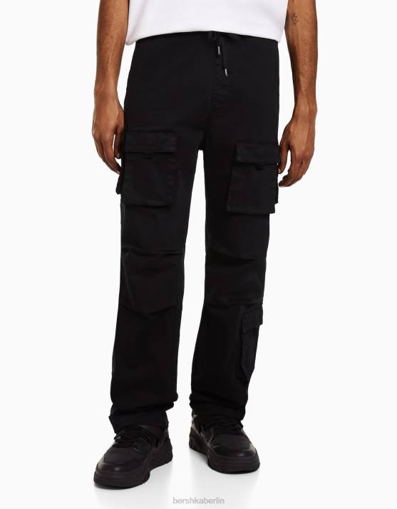 Schwarz Bershka Männer Cargo-Jogginghose aus Baumwolle H00J3223