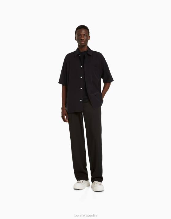 Schwarz Bershka Männer maßgeschneiderte, weite Hose im Jogger-Stil H00J3029