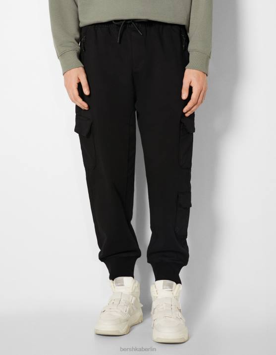 Schwarz Bershka Männer schmale Cargo-Jogginghose H00J3224